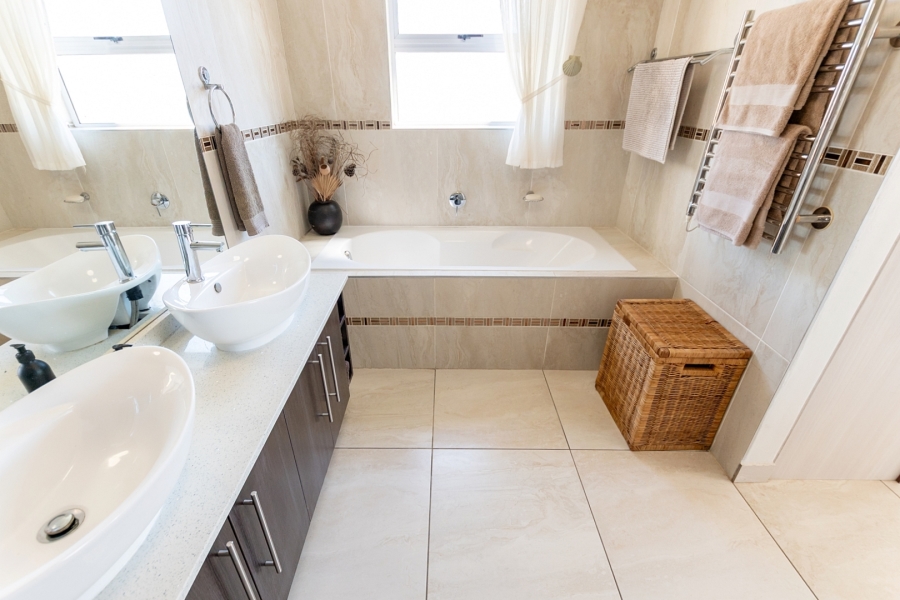 4 Bedroom Property for Sale in Sunset Estate Western Cape